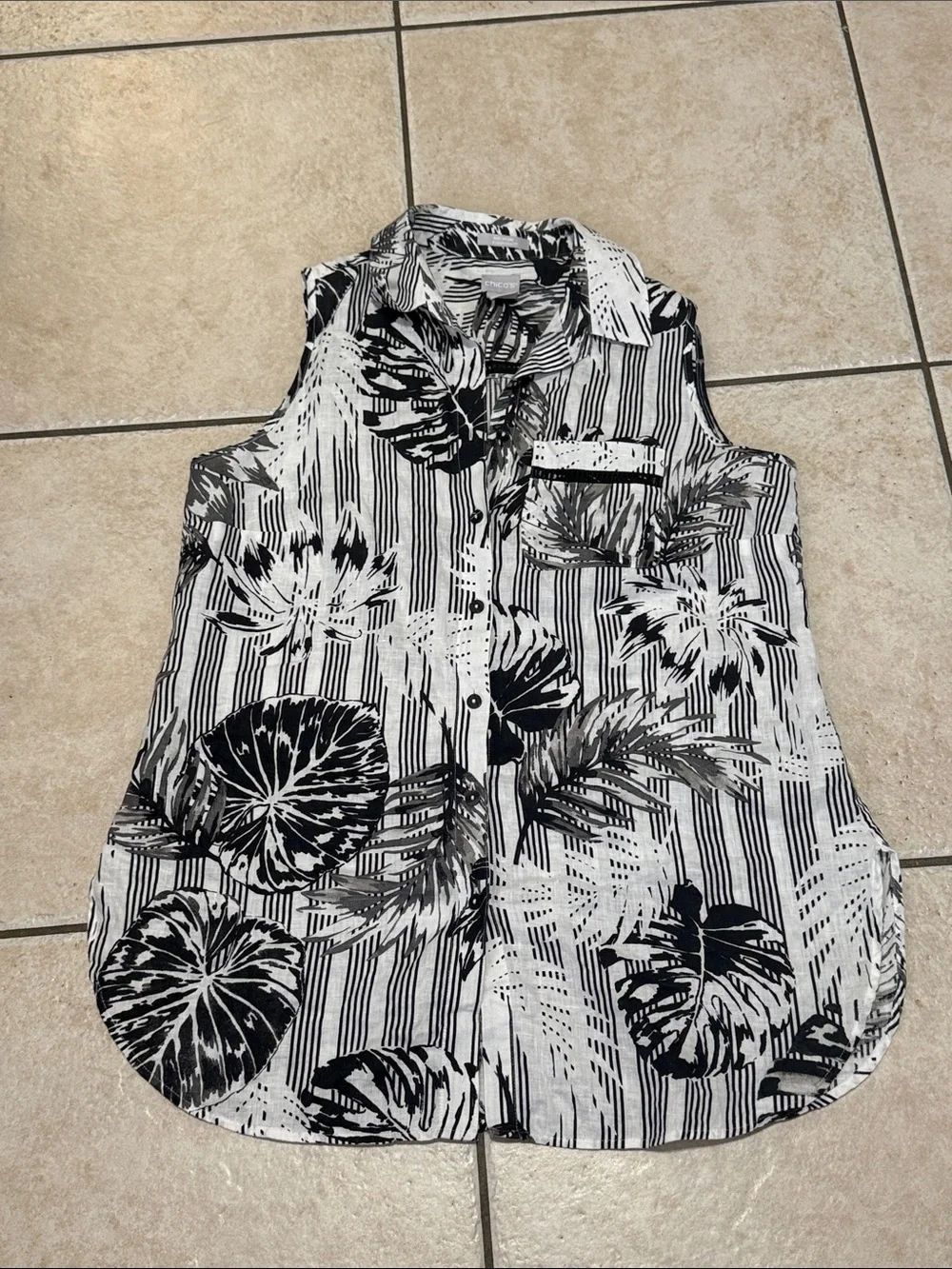 Chico’s Sleeveless Black & White Tropical Leaf Print Button-Down Top US size 4/6 - Picture 1 of 6